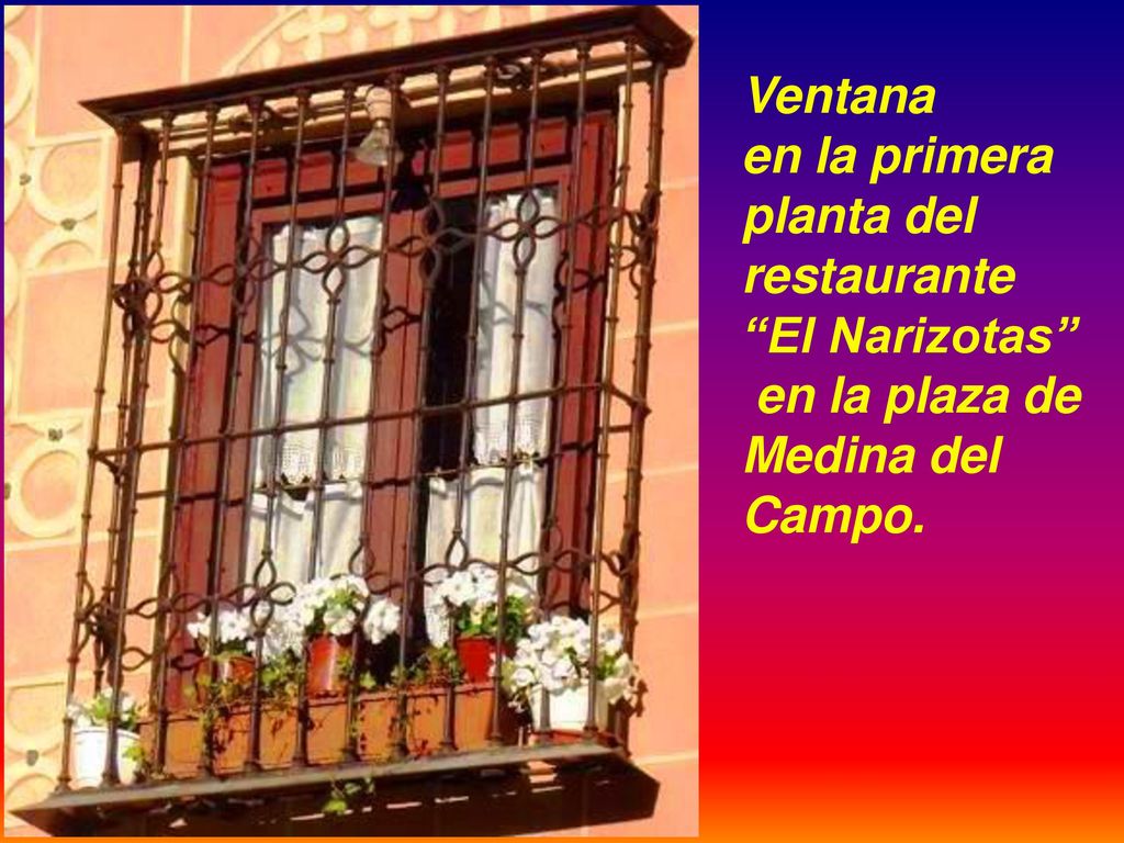 Ventana en la primera planta del restaurante El Narizotas en la plaza de Medina del Campo.