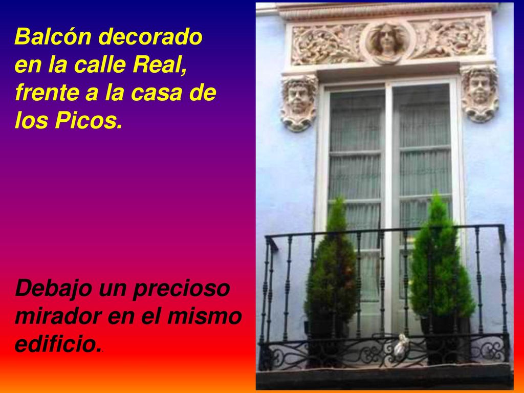 Balcón decorado en la calle Real, frente a la casa de los Picos.