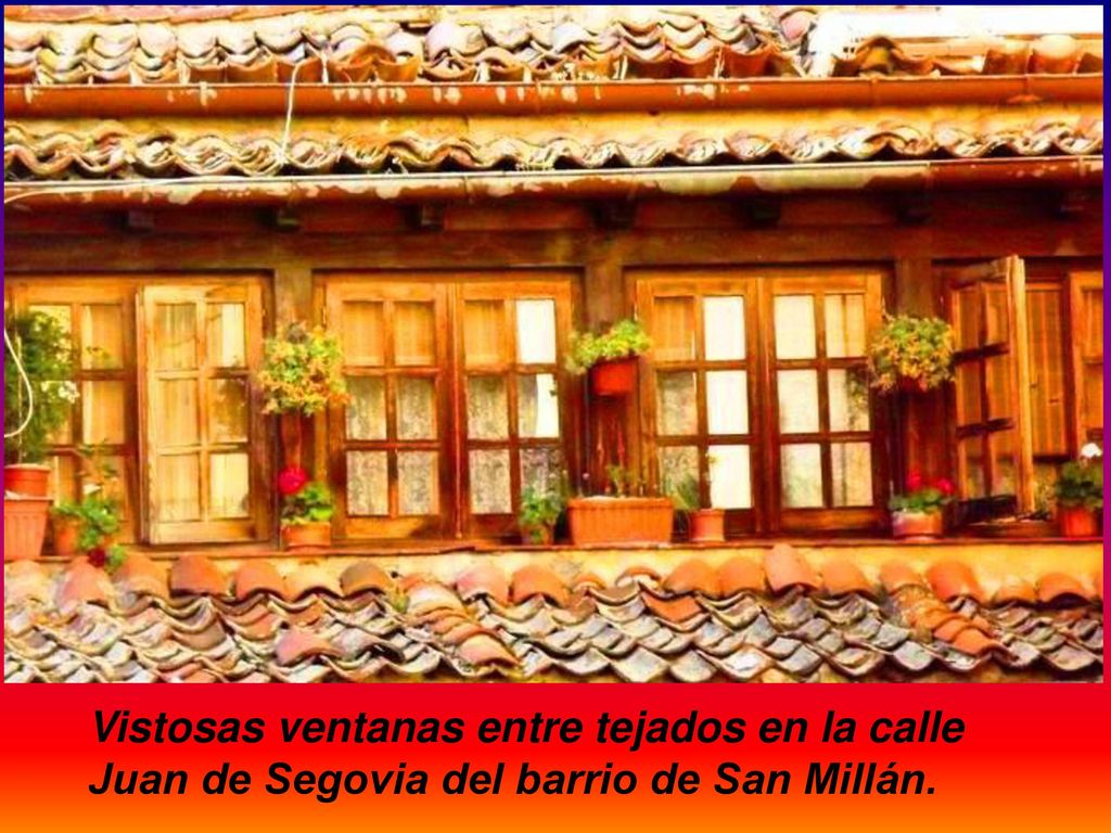 Vistosas ventanas entre tejados en la calle Juan de Segovia del barrio de San Millán.