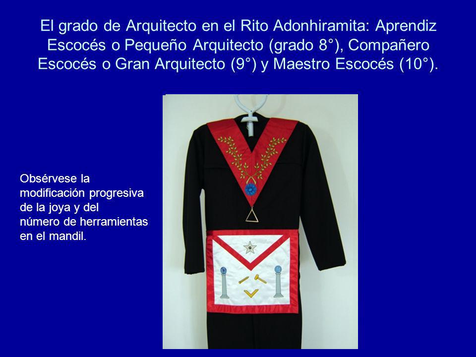 El grado de Arquitecto en el Rito Adonhiramita: Aprendiz Escocés o Pequeño Arquitecto (grado 8°), Compañero Escocés o Gran Arquitecto (9°) y Maestro Escocés (10°).