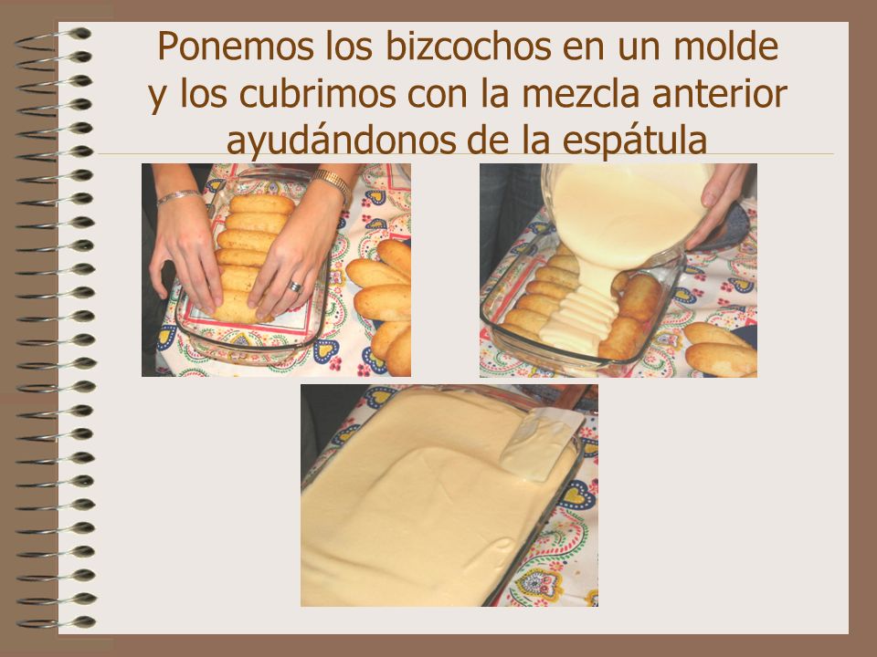 Ponemos los bizcochos en un molde y los cubrimos con la mezcla anterior ayudándonos de la espátula