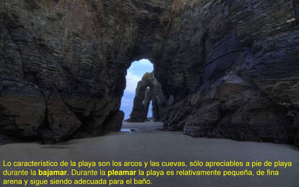 Lo característico de la playa son los arcos y las cuevas, sólo apreciables a pie de playa durante la bajamar.