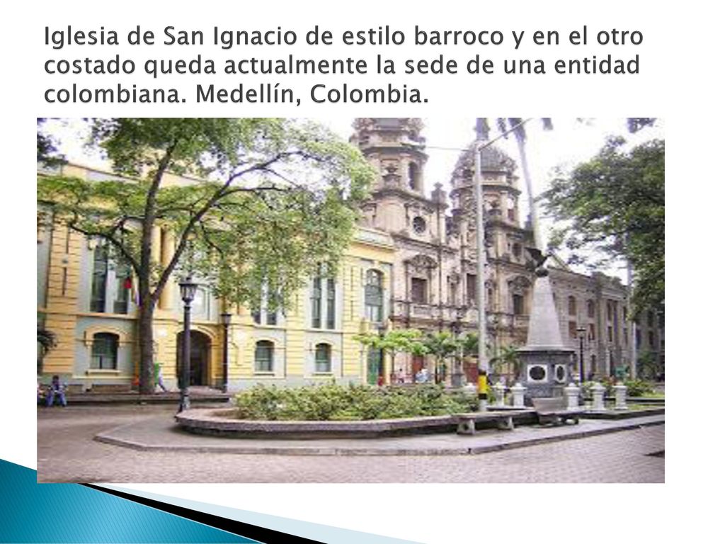 Iglesia de San Ignacio de estilo barroco y en el otro costado queda actualmente la sede de una entidad colombiana.