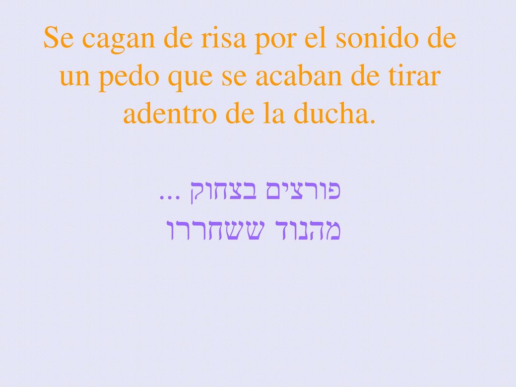 Se cagan de risa por el sonido de un pedo que se acaban de tirar adentro de la ducha.
