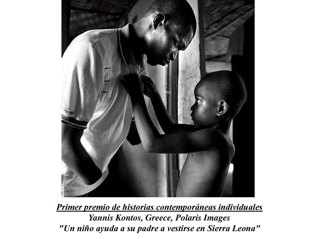 Primer premio de historias contemporáneas individuales Yannis Kontos, Greece, Polaris Images Un niño ayuda a su padre a vestirse en Sierra Leona