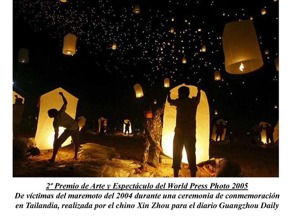 2º Premio de Arte y Espectáculo del World Press Photo 2005 De víctimas del maremoto del 2004 durante una ceremonia de conmemoración en Tailandia, realizada por el chino Xin Zhou para el diario Guangzhou Daily
