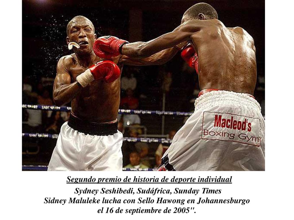 Segundo premio de historia de deporte individual Sydney Seshibedi, Sudáfrica, Sunday Times Sidney Maluleke lucha con Sello Hawong en Johannesburgo el 16 de septiembre de