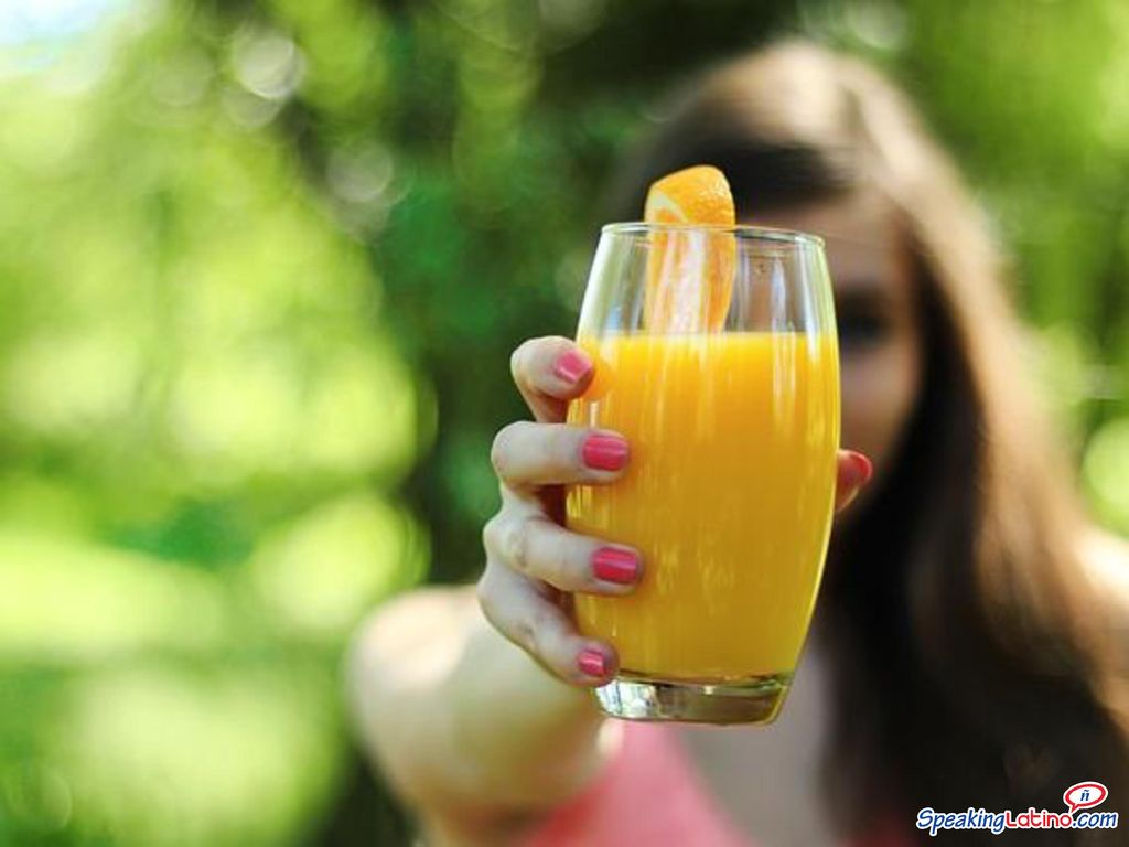 ¿Quieres tomar algo – Sí, tengo sed. Quiero zumo (jugo) de naranja.