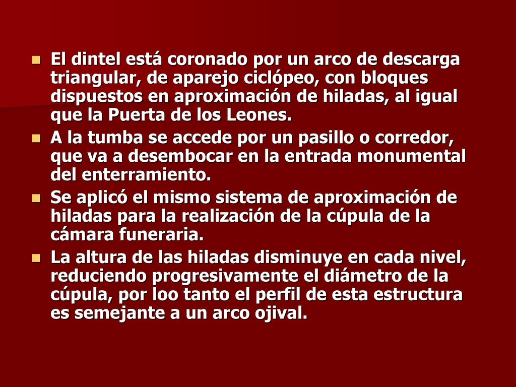 El dintel está coronado por un arco de descarga triangular, de aparejo ciclópeo, con bloques dispuestos en aproximación de hiladas, al igual que la Puerta de los Leones.