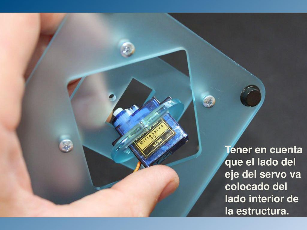 Tener en cuenta que el lado del eje del servo va colocado del lado interior de la estructura.