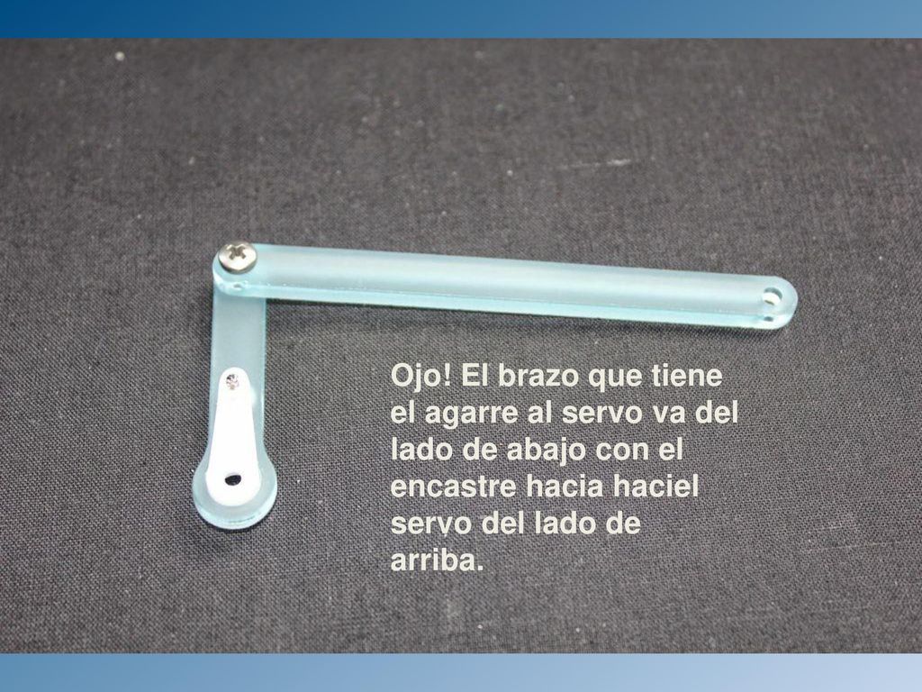 Ojo! El brazo que tiene el agarre al servo va del lado de abajo con el encastre hacia haciel servo del lado de arriba.