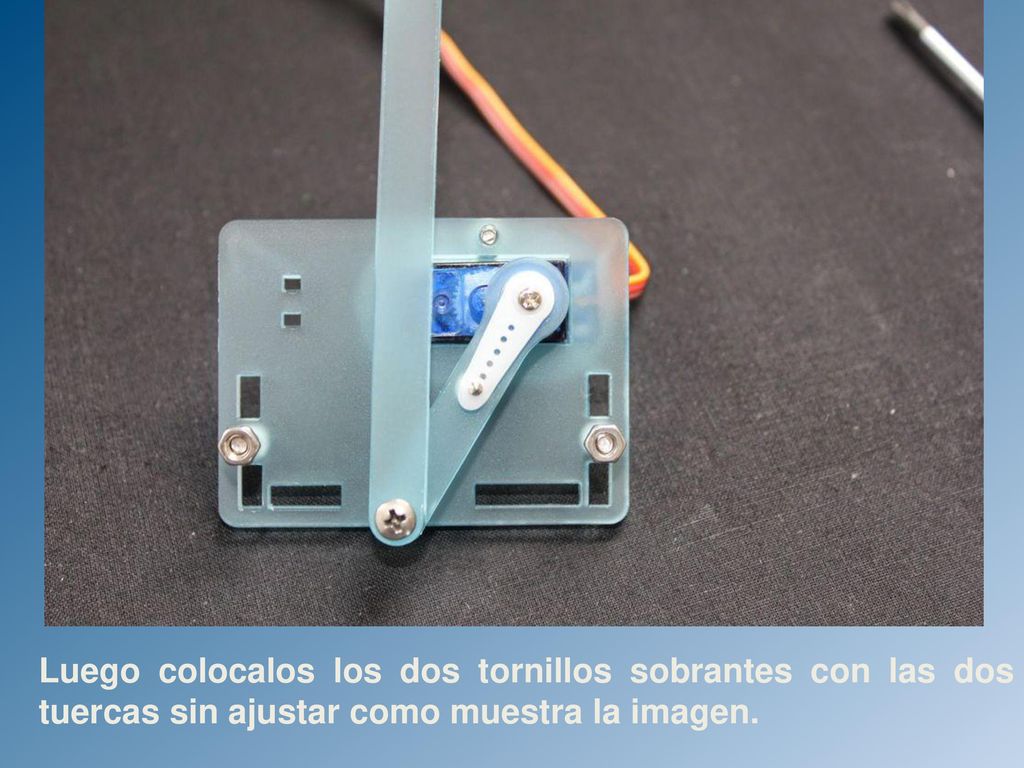 Luego colocalos los dos tornillos sobrantes con las dos tuercas sin ajustar como muestra la imagen.