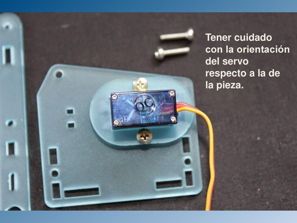 Tener cuidado con la orientación del servo respecto a la de la pieza.