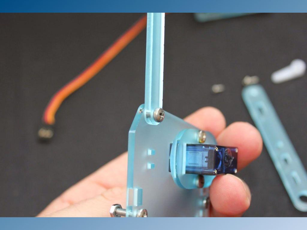 Agregamos el palito y los dos tornillos sobrantes con las dos tuercas sobrantes.