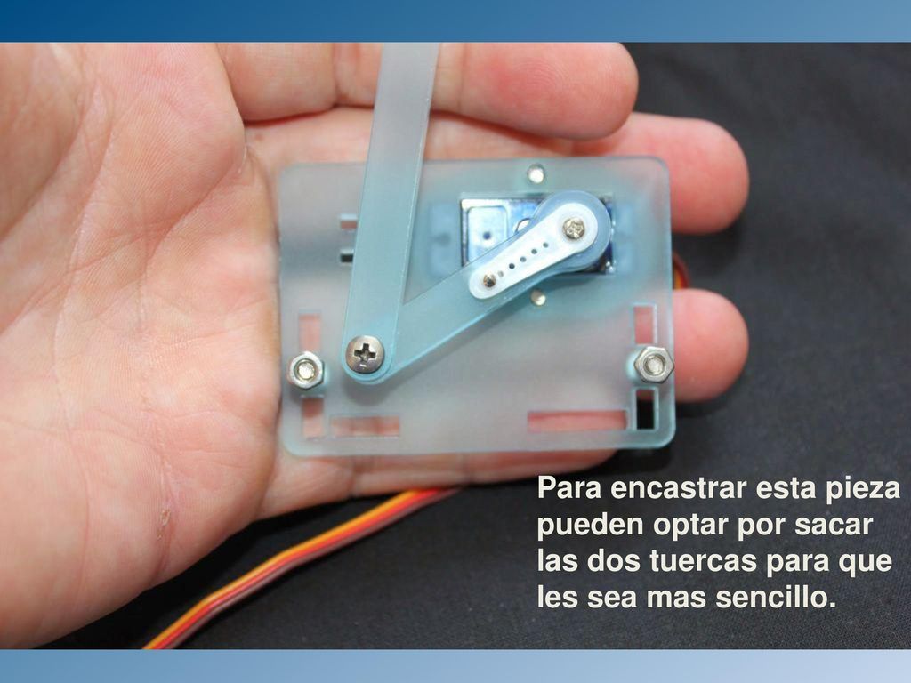 Para encastrar esta pieza pueden optar por sacar las dos tuercas para que les sea mas sencillo.
