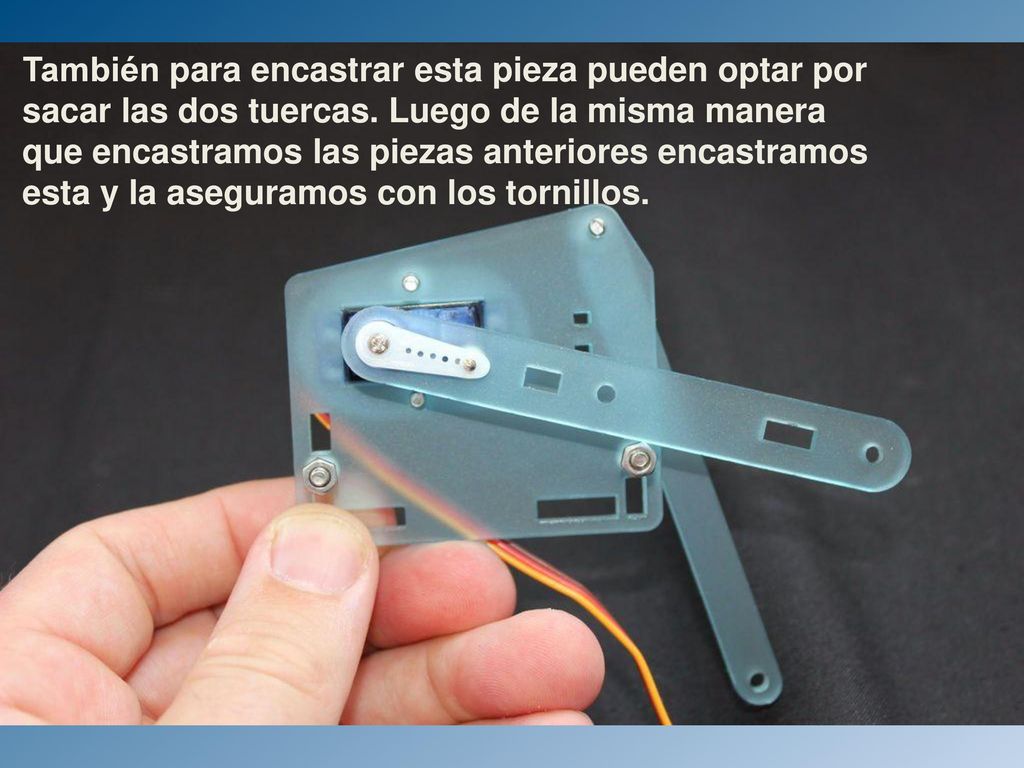 También para encastrar esta pieza pueden optar por sacar las dos tuercas. Luego de la misma manera que encastramos las piezas anteriores encastramos esta y la aseguramos con los tornillos.
