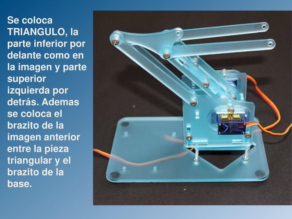 Se coloca TRIANGULO, la parte inferior por delante como en la imagen y parte superior izquierda por detrás. Ademas se coloca el brazito de la imagen anterior entre la pieza triangular y el brazito de la base.