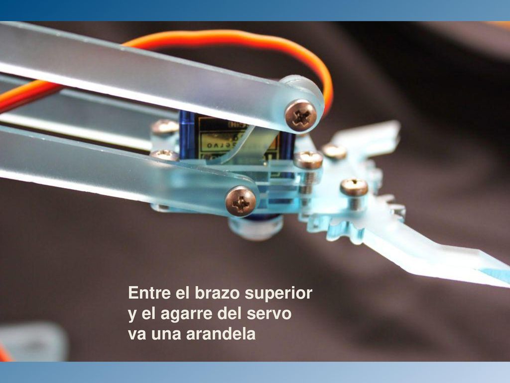 Entre el brazo superior y el agarre del servo va una arandela