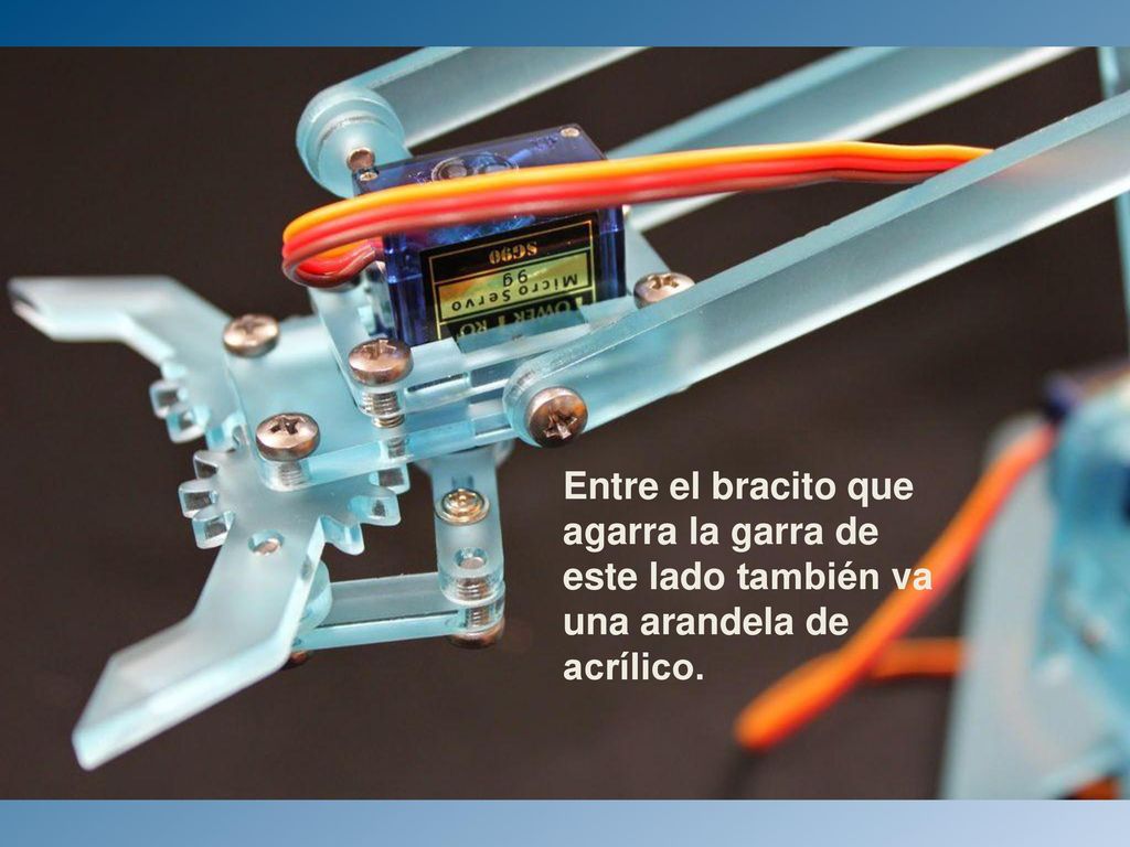 Entre el bracito que agarra la garra de este lado también va una arandela de acrílico.