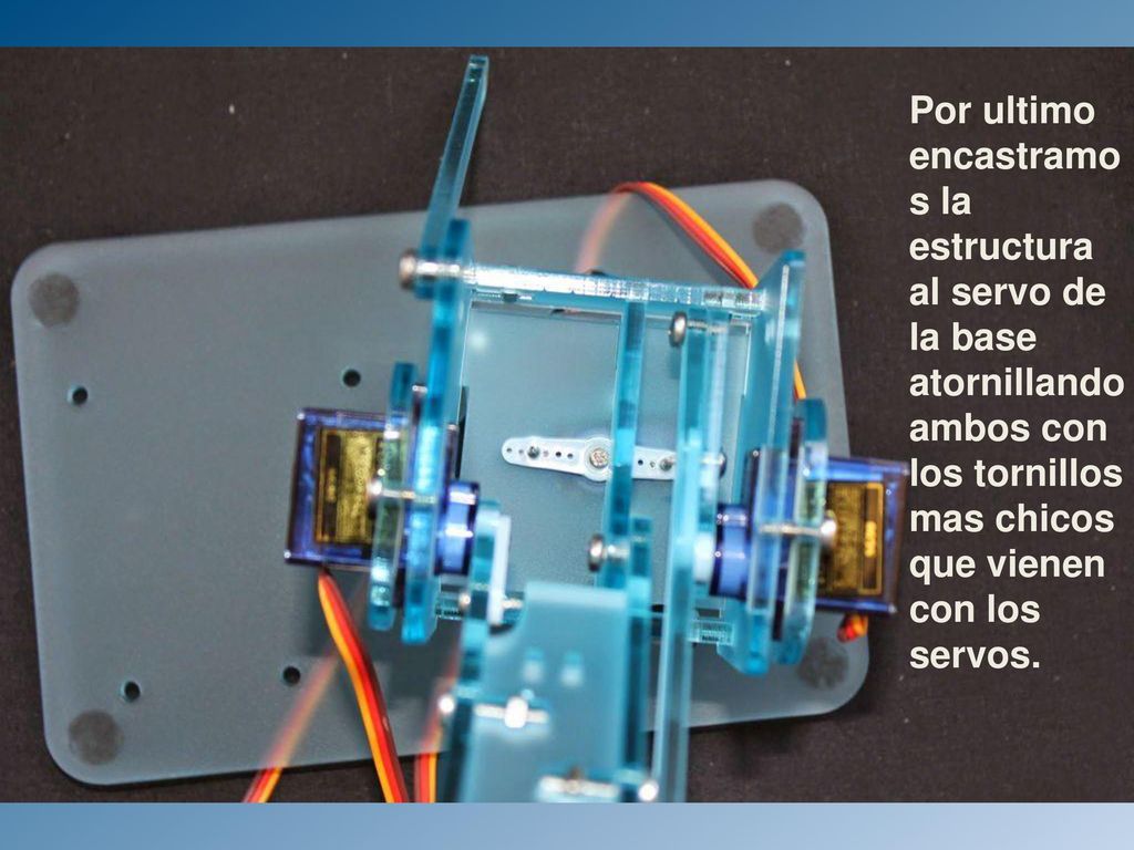 Por ultimo encastramos la estructura al servo de la base atornillando ambos con los tornillos mas chicos que vienen con los servos.
