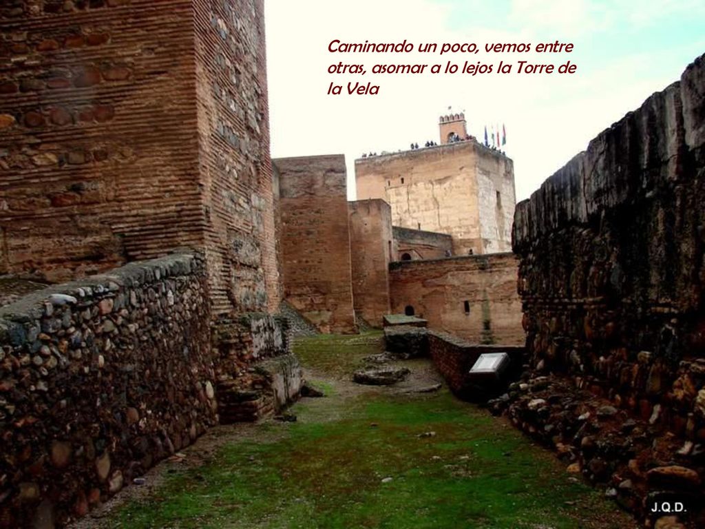 Caminando un poco, vemos entre otras, asomar a lo lejos la Torre de la Vela