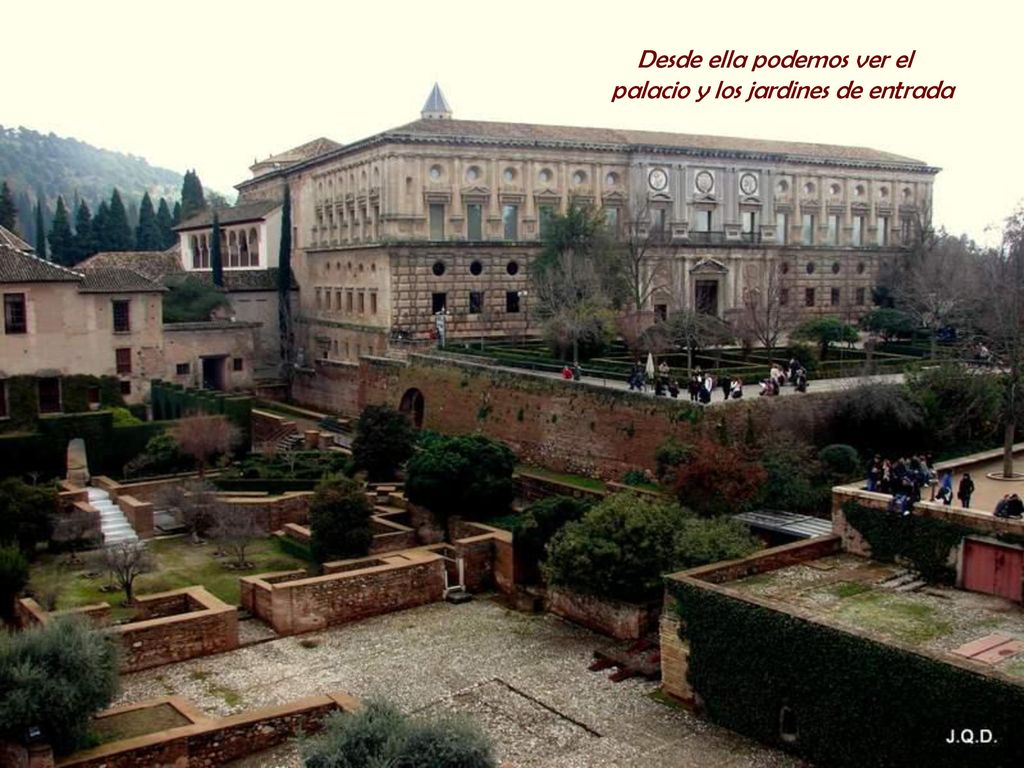 Desde ella podemos ver el palacio y los jardines de entrada