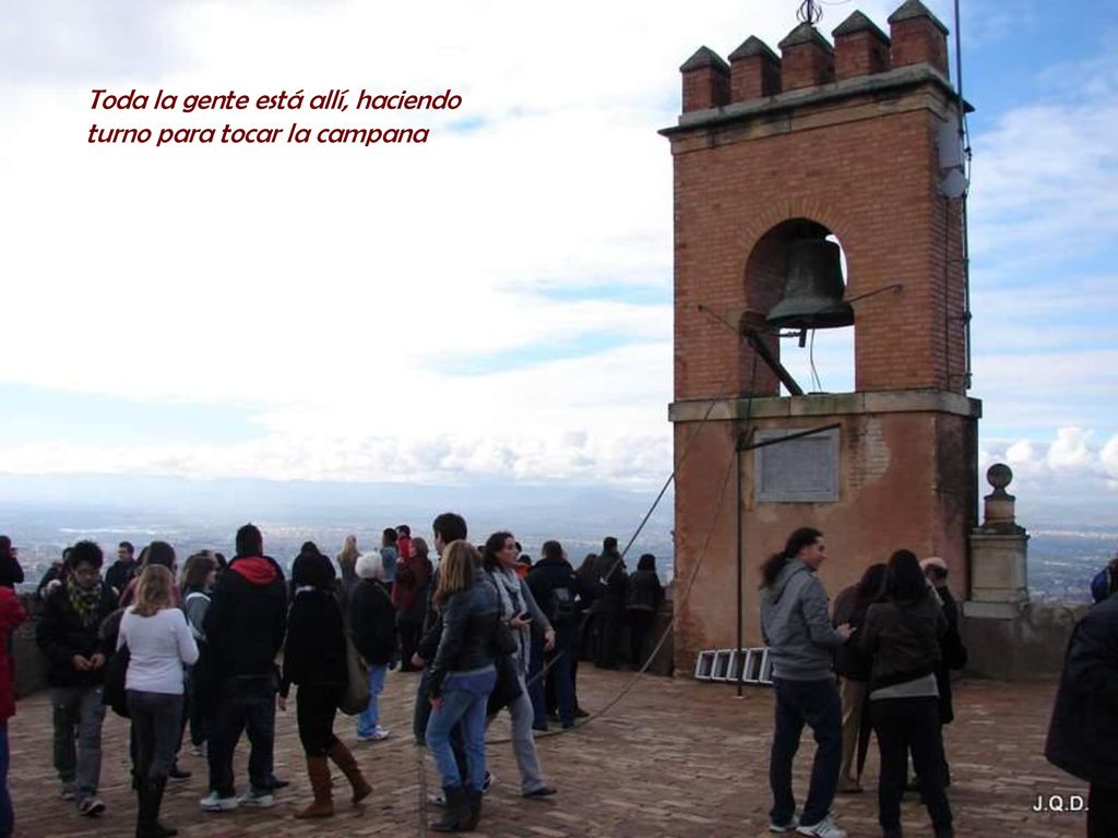 Toda la gente está allí, haciendo turno para tocar la campana