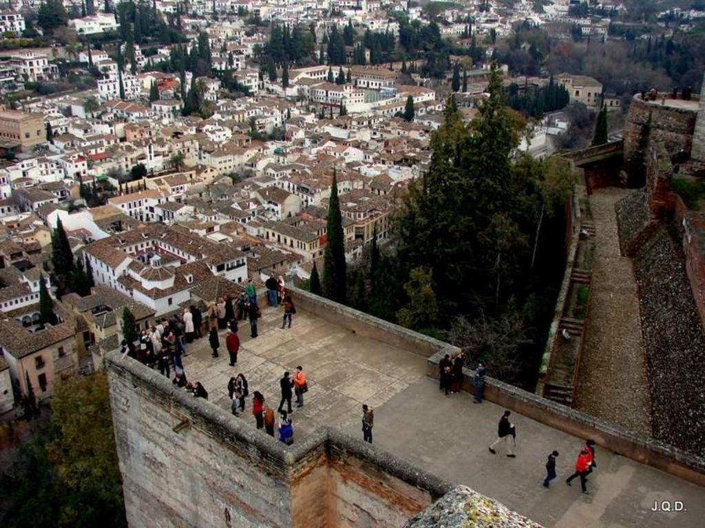 Nosotros, aprovechando que estamos en una de las mejores panorámicas de la ciudad, disfrutaremos de las impresionantes vistas que hay desde esta atalaya.