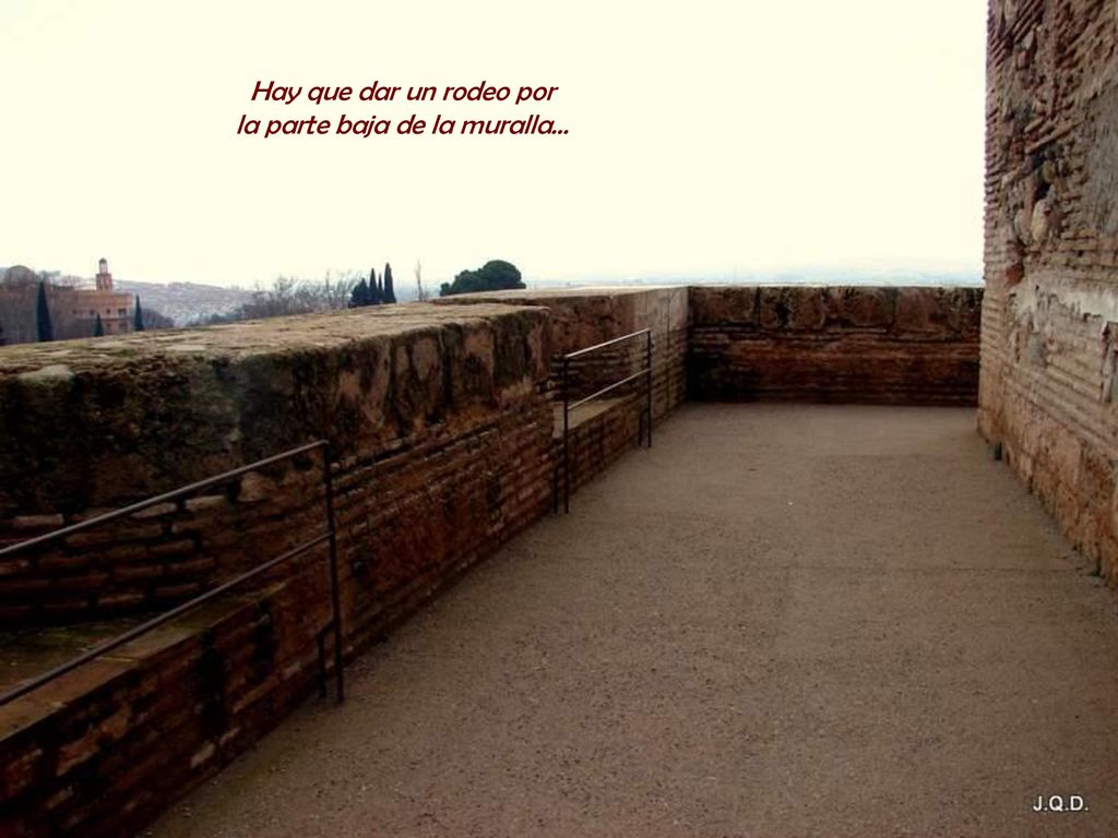 Hay que dar un rodeo por la parte baja de la muralla…