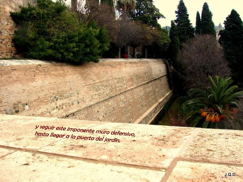 y seguir este imponente muro defensivo, hasta llegar a la puerta del jardín.