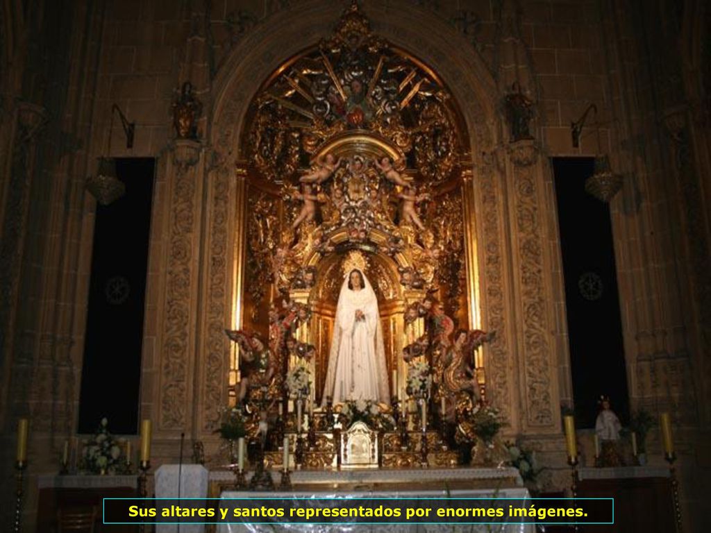 Sus altares y santos representados por enormes imágenes.
