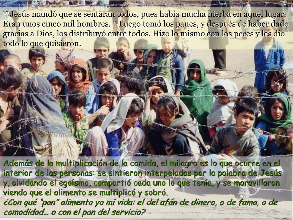 10 Jesús mandó que se sentaran todos, pues había mucha hierba en aquel lugar. Eran unos cinco mil hombres. 11 Luego tomó los panes, y después de haber dado gracias a Dios, los distribuyó entre todos. Hizo lo mismo con los peces y les dio todo lo que quisieron.