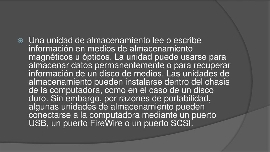 Una unidad de almacenamiento lee o escribe información en medios de almacenamiento magnéticos u ópticos.