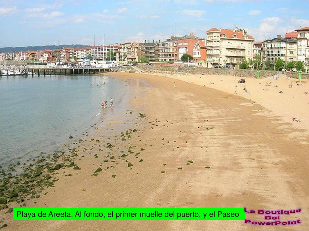 Playa de Areeta. Al fondo, el primer muelle del puerto, y el Paseo
