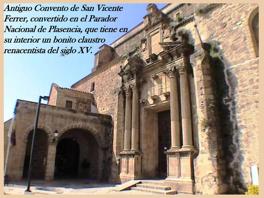 Antiguo Convento de San Vicente Ferrer, convertido en el Parador Nacional de Plasencia, que tiene en su interior un bonito claustro renacentista del siglo XV.