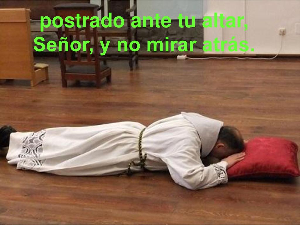 postrado ante tu altar, Señor, y no mirar atrás.