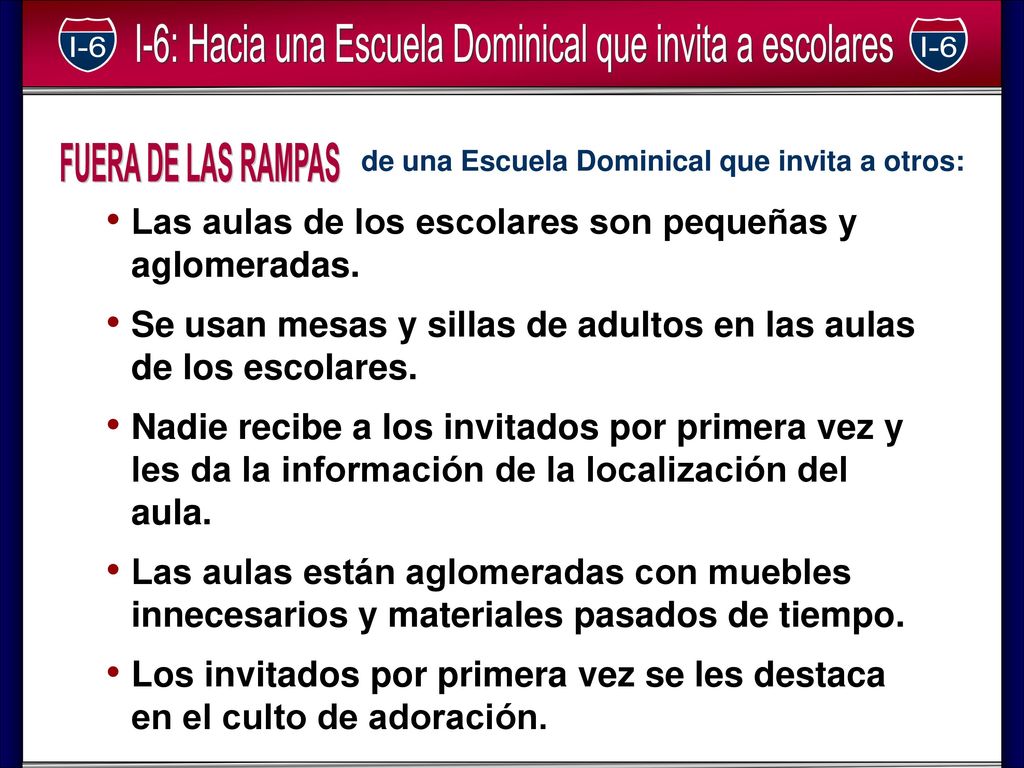 FUERA DE LAS RAMPAS de una Escuela Dominical que invita a otros: Las aulas de los escolares son pequeñas y aglomeradas.