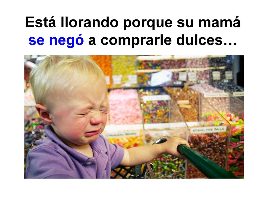 Está llorando porque su mamá se negó a comprarle dulces…