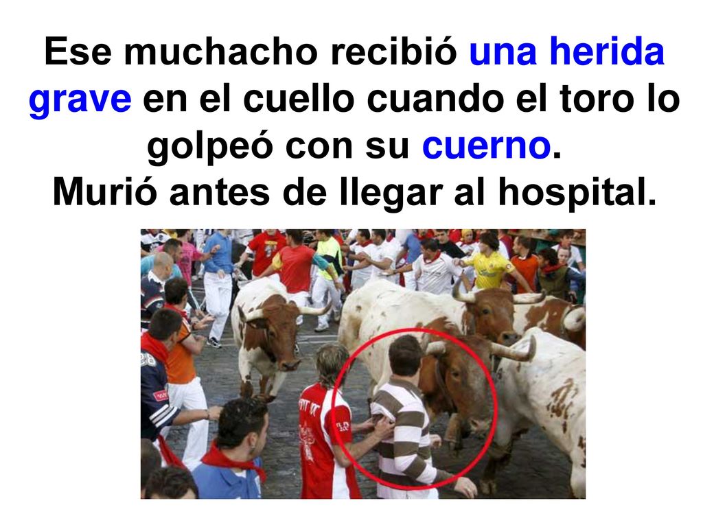 Ese muchacho recibió una herida grave en el cuello cuando el toro lo golpeó con su cuerno.
