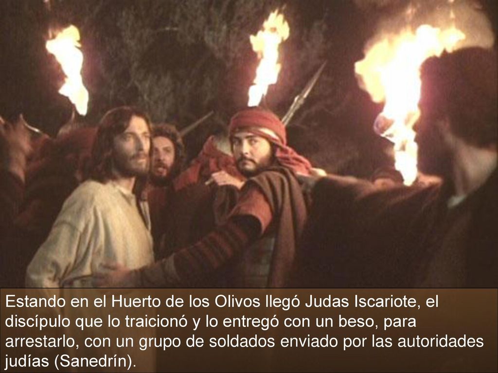 Estando en el Huerto de los Olivos llegó Judas Iscariote, el discípulo que lo traicionó y lo entregó con un beso, para arrestarlo, con un grupo de soldados enviado por las autoridades judías (Sanedrín).