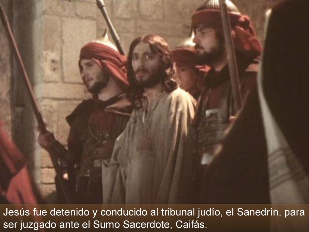 Jesús fue detenido y conducido al tribunal judío, el Sanedrín, para ser juzgado ante el Sumo Sacerdote, Caifás.