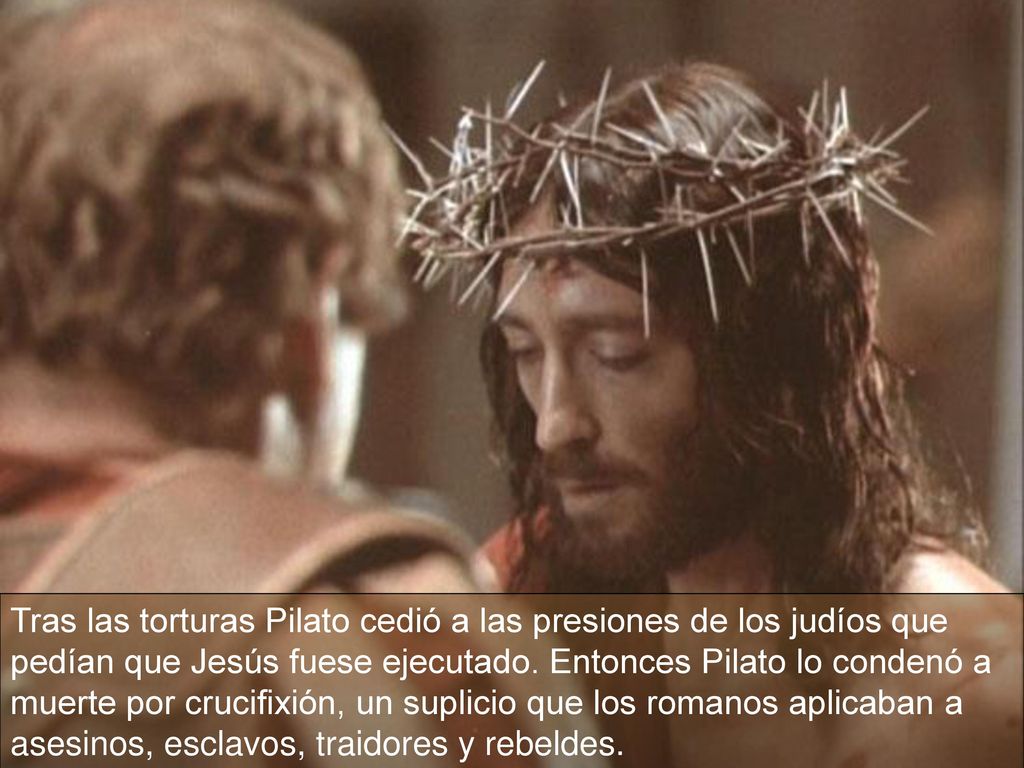 Tras las torturas Pilato cedió a las presiones de los judíos que pedían que Jesús fuese ejecutado.
