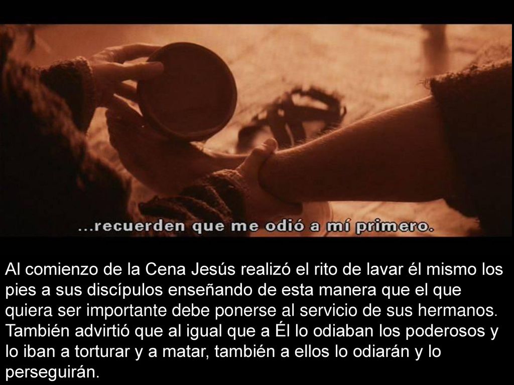 Al comienzo de la Cena Jesús realizó el rito de lavar él mismo los pies a sus discípulos enseñando de esta manera que el que quiera ser importante debe ponerse al servicio de sus hermanos.