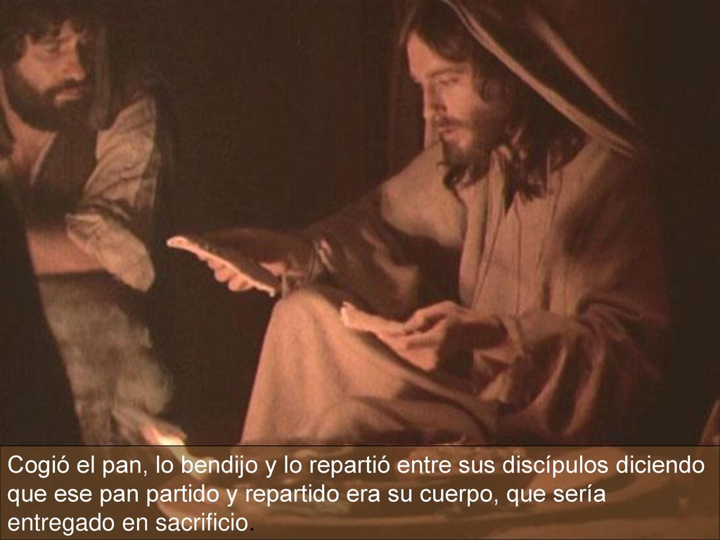 Cogió el pan, lo bendijo y lo repartió entre sus discípulos diciendo que ese pan partido y repartido era su cuerpo, que sería entregado en sacrificio.