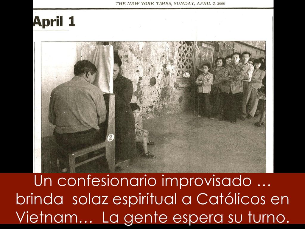 Un confesionario improvisado … brinda solaz espiritual a Católicos en Vietnam… La gente espera su turno.