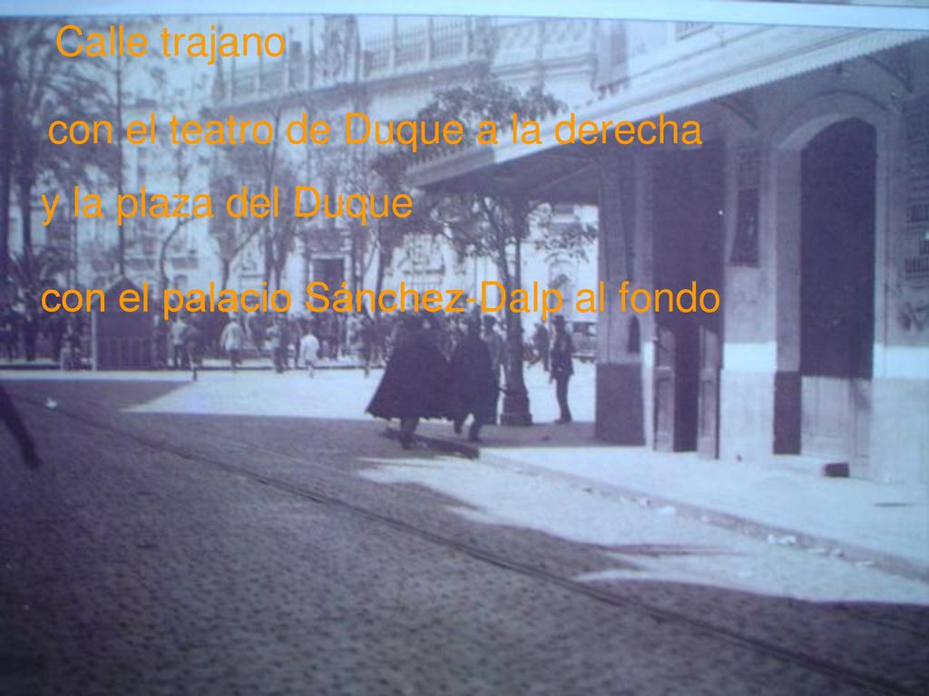 Calle trajano con el teatro de Duque a la derecha.