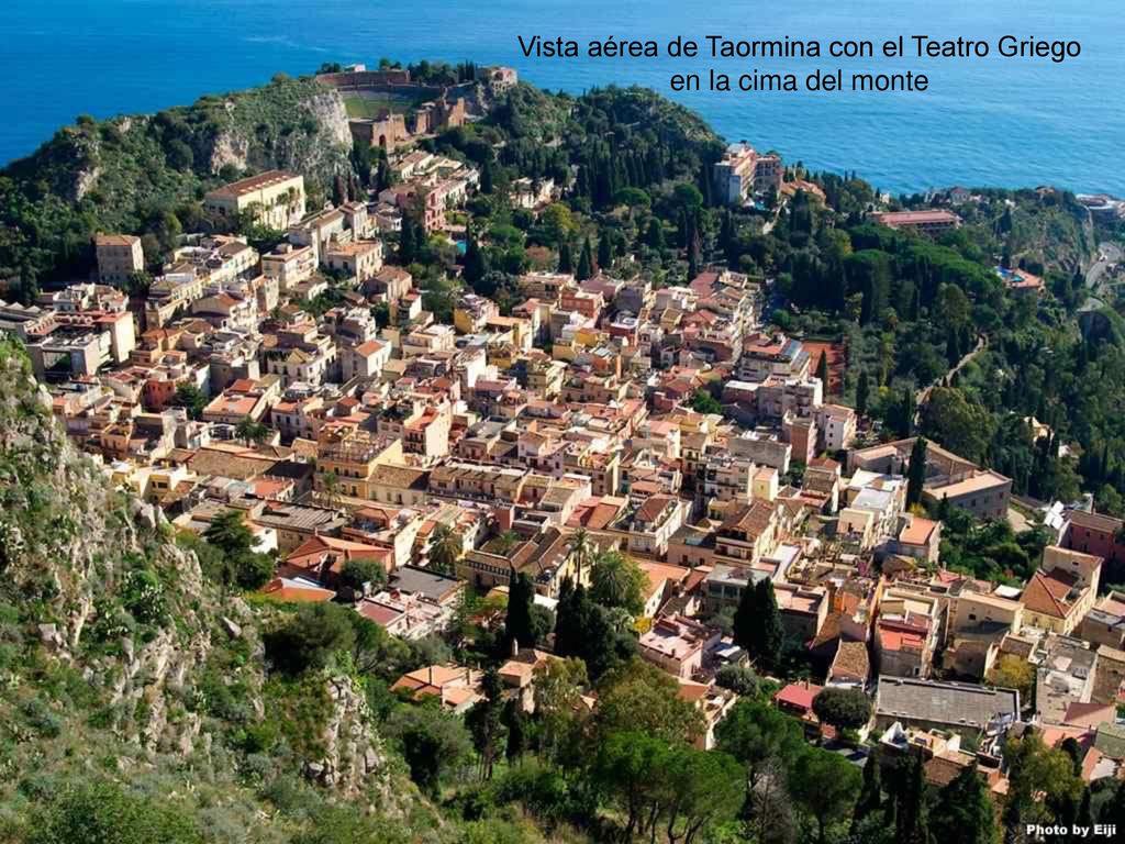 Vista aérea de Taormina con el Teatro Griego en la cima del monte