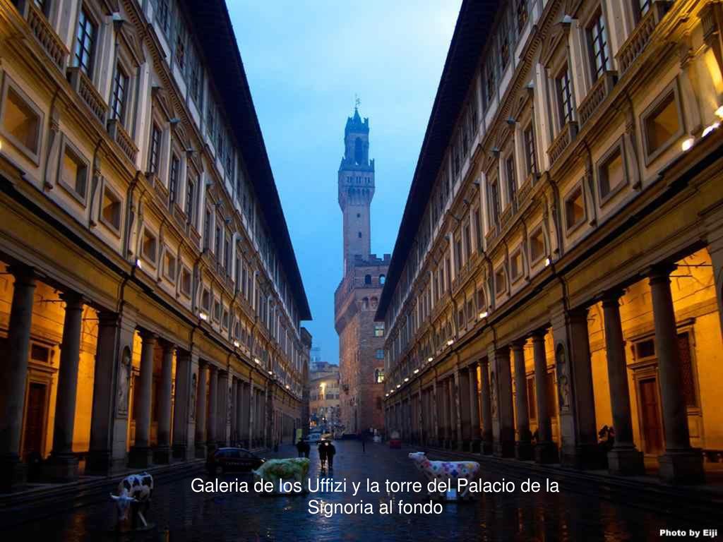 Galeria de los Uffizi y la torre del Palacio de la Signoria al fondo