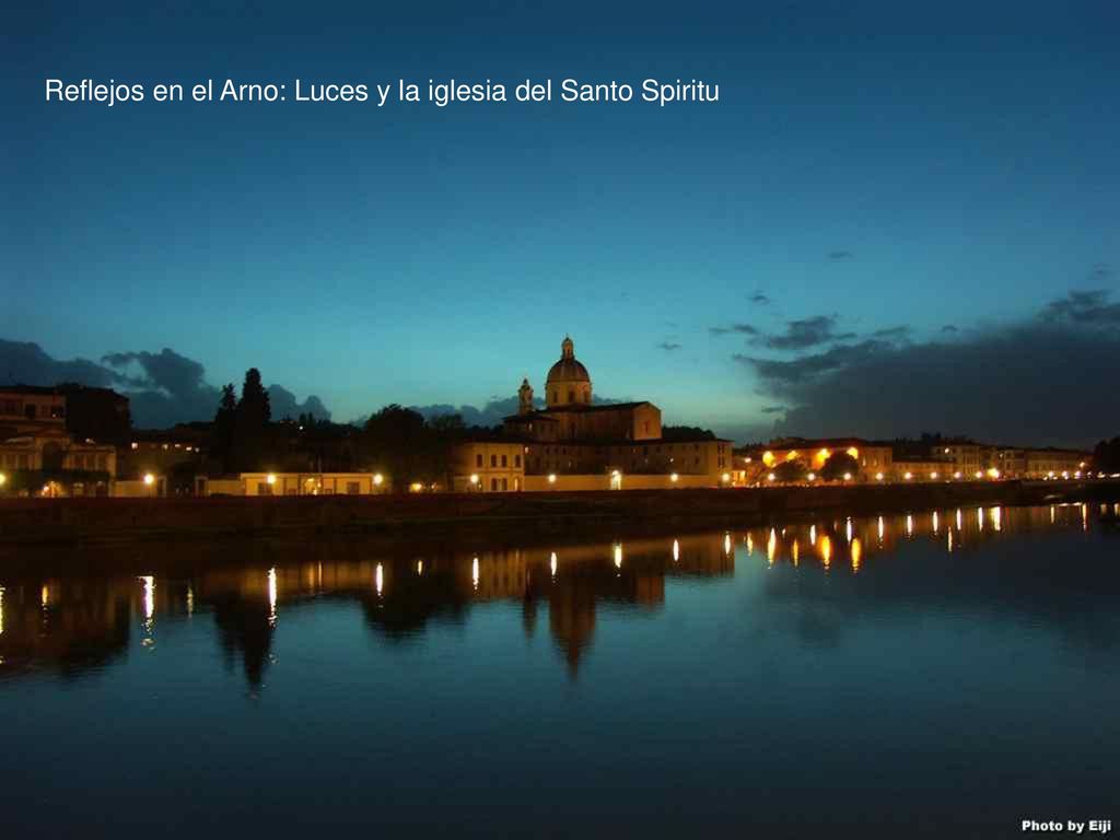 Reflejos en el Arno: Luces y la iglesia del Santo Spiritu