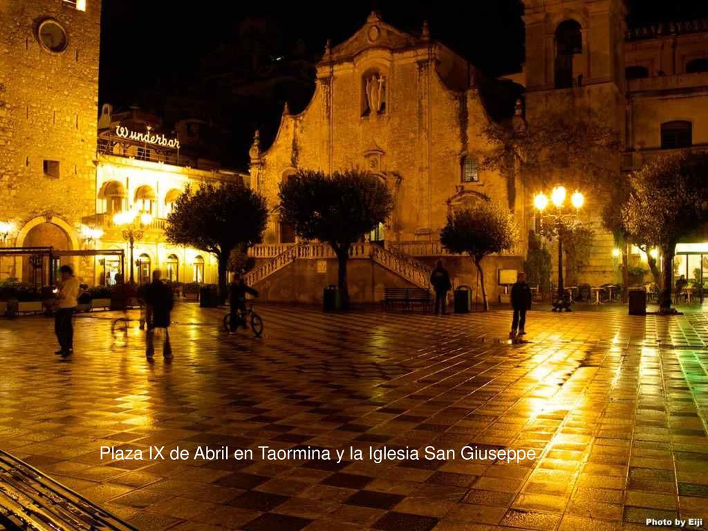 Plaza IX de Abril en Taormina y la Iglesia San Giuseppe